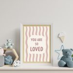 You Are So Loved Pembe Çizgili Bebek Odası Posteri | Modern Tipografik Çocuk Odası Duvar Dekoru - Görsel 2