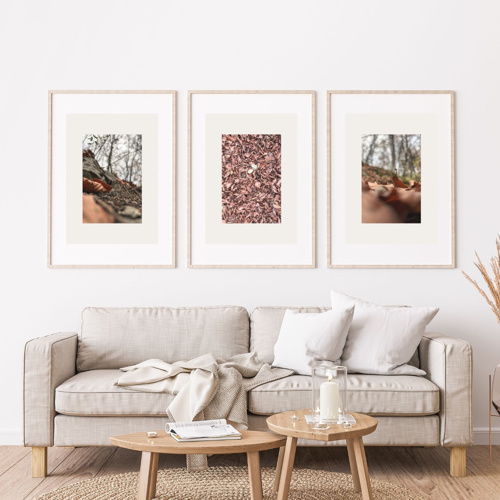 Salon duvarında dengeli yerleştirilmiş modern poster seti dekorasyon örneği